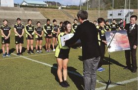 特産品を受け取る女子７人制ラグビー日本代表候補選手（１３日、和歌山県上富田町朝来で）