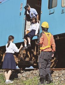 訓練で列車から避難する新宮高校の生徒ら（４日、和歌山県新宮市で）