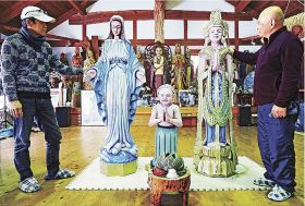 エアブラシで塗装した聖観音やマリアなどの像（和歌山県みなべ町清川で）