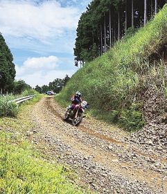 バイクで未舗装のコースを走る参加者（和歌山県田辺市龍神村で）＝ＳＳＥＲ提供