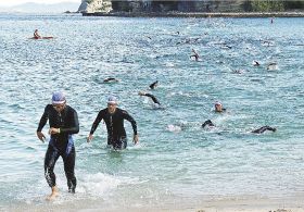 白良浜を泳ぐ選手たち（２１日、和歌山県白浜町で）