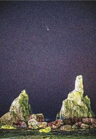 橋杭岩の上で輝くレナード彗星（９日午前４時１８分、和歌山県串本町くじの川で）