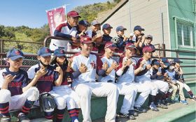 学童野球チームの児童と勝利を喜ぶ和歌山ファイティングバーズの選手ら（上富田スポーツセンター野球場で）
