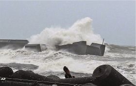 波で崩れた動鳴気漁港近くの堤防（１２日午前８時ごろ、和歌山県串本町古座で）