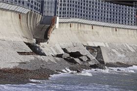 波で破壊された国道４２号のコンクリート擁壁（１３日午前７時４０分ごろ、和歌山県串本町姫で）
