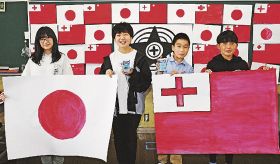 トンガを支援するために国旗作りや募金活動をした田辺第三小学校６年生（和歌山県田辺市上の山２丁目で）