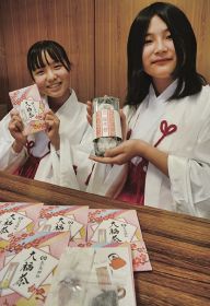 鹿島神社が元日に売り出す「朔日福餅」（右）。左は「大福茶」（和歌山県みなべ町埴田で）