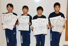 体操の近畿ジュニア選手権大会で入賞した（左から）山﨑まほさん、上仲美海さん、坂井俊紀君、辻力斗夢君