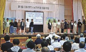 学習の成果をまとめた劇を発表した高池小学校の児童ら（和歌山県古座川町高池で）