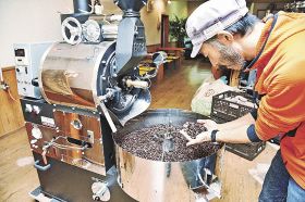 カフェに置いている焙煎機で、コーヒー豆を焙煎する中川政寿さん（和歌山県田辺市龍神村龍神で）