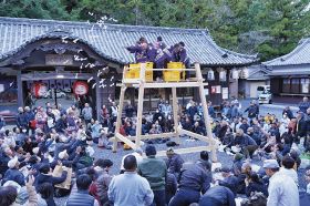 十日えびすで盛大に餅まき　みなべ町の須賀神社