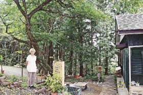 空き家になっていた祖母の家の周辺でキャンプ場を始めた岡野真子さん（上富田町朝来で）