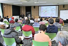 約５０人が参加した南紀熊野ジオパークセンターの講演会（和歌山県串本町潮岬で）