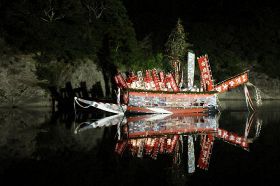 夜籠り神事で河内島をゆっくり回る御舟（２２日、和歌山県串本町古田で）