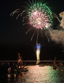 古座川を鮮やかに彩る花火と御舟（２３日、和歌山県串本町古座で）