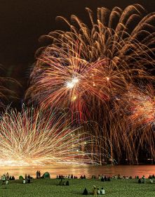 【動画】８００発が夜空焦がす　和歌山県白浜で花火ラリー、８月下旬まで計５回