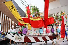 古座小学校の子どもらによって、のぼりやササ飾り、番傘などが飾り付けられた「ミニ御舟」（１９日、和歌山県串本町サンゴ台で）