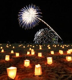 白良浜を彩るキャンドルと打ち上げ花火（２０日、和歌山県白浜町で）