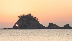 朝日が目の部分に入り「金目鯛」となった鯛島（３日午前６時２０分ごろ、和歌山県串本町西向で）