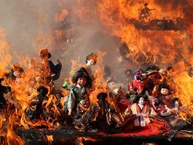 人形２千体を焼納供養 田辺市の八立稲神社