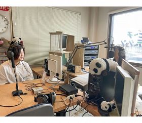 ラジオ番組出演で使うスタジオ（和歌山県白浜町で）=ＦＭビーチステーション提供