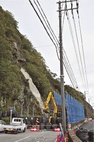 岩塊撤去へ県道時間通行規制　古座川町明神の崩落現場