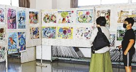 小学生の自由な発想で描かれた絵画が並ぶ作品展（２９日、和歌山県田辺市高雄１丁目で）