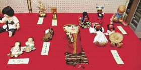 民族衣装多彩に　印南町で世界の人形展示