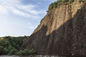 【動画】巨岩に「守り犬」の影　和歌山県古座川の一枚岩