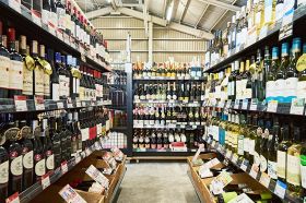 ５００種類以上のワインが並ぶ店内（上）と倉庫を改装した新店舗