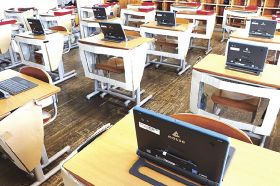 田辺市の小中学校で１人１台配備されているキーボード付きタブレット端末