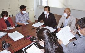 新型コロナウイルスに対応する県内医療機関の状況について記者会見する県医療労働組合連合会の関係者ら（２２日、和歌山県庁で）