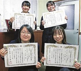 フラワー装飾技能士　３級に合格／熊野高３年生４人