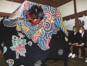 八上神社の神殿で３年ぶりに奉納された獅子舞（２３日、和歌山県上富田町岡で）