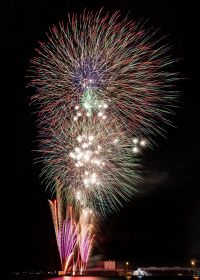 串本まつりで打ち上がった花火（５日、和歌山県串本町串本で）＝長時間露光