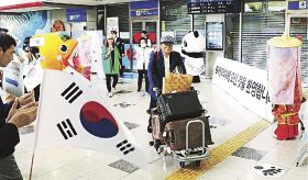 南紀白浜空港で平安衣装の女性らに出迎えられる韓国の観光客（６日、和歌山県白浜町で）