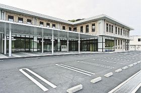 完成した新庁舎（和歌山県串本町サンゴ台で）