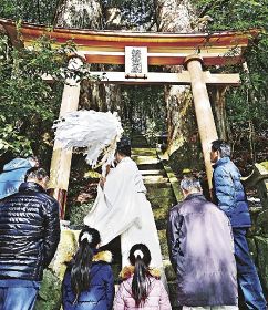 新しい鳥居お披露目　熊野古道の継桜王子で神事