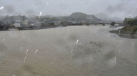 雨で増水した会津川（２９日、和歌山県田辺市上屋敷３丁目の田辺大橋から）