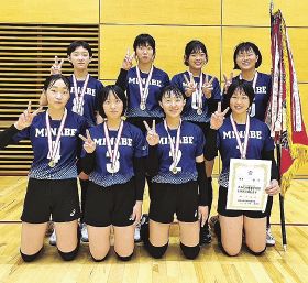 和歌山県中学総体バレーボール女子の部で優勝した南部中学校