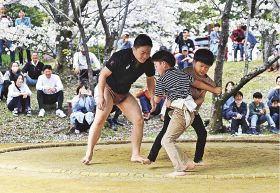 奉納相撲で熱戦を繰り広げる子どもたち（７日、和歌山県白浜町中で）