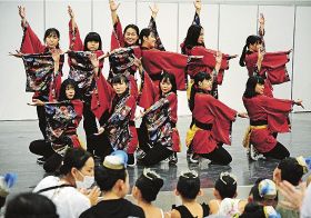 よさこい「熊野の古道」を踊るＫｕｍａｎｏサポーターズリーダー部（４日、和歌山県田辺市新庄町で）