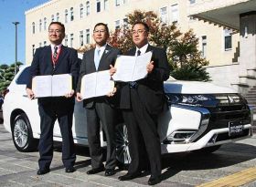 車の貸与について、協定を結んだ三菱自動車、和歌山三菱自動車販売、和歌山県の関係者（１９日、和歌山県庁で）