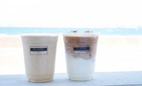 コーヒーシェイク（左）とアイスカフェラテ
