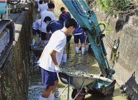 地域の田へきれいな水を／農業機械使い溝掃除／熊野高１年