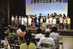子どもたちが歌やダンス／公民館で敬老イベント／上富田町生馬