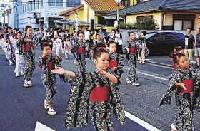 串本節を踊る子どもら（３日、和歌山県串本町串本で）