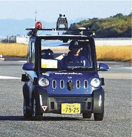 滑走路の亀裂などを点検する自動運転車両（１７日、和歌山県白浜町で）