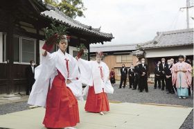 規模を縮小して営まれた鹿島神社の例大祭で、巫女の舞を奉納する高校生（昨年１０月、和歌山県みなべ町埴田で）
