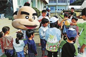 緑の募金活動のため会場を巡回する町のマスコットキャラクター「瀧之拝太郎」